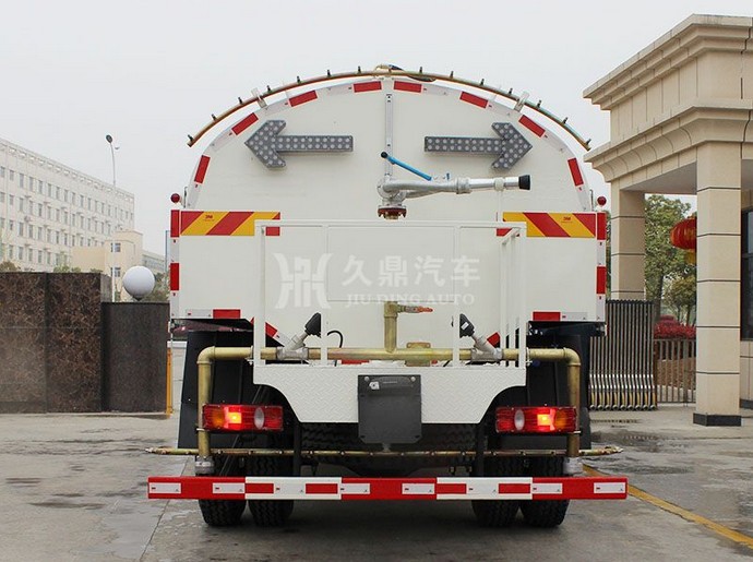多功能灑水車(chē)——東風(fēng)御虎高壓清洗灑水車(chē)4