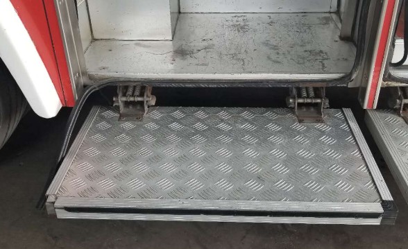 消防車翻轉腳踏板 消防車翻轉腳踏板